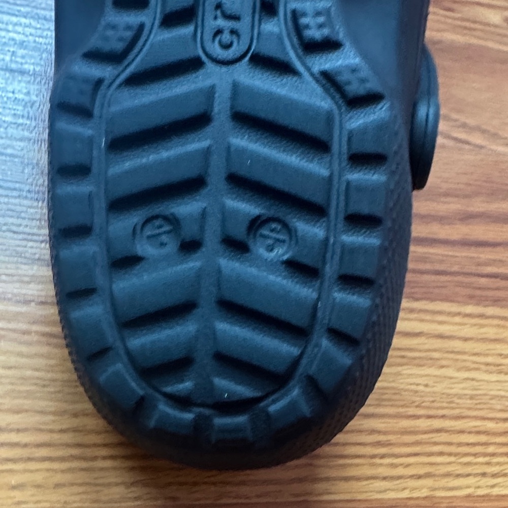 Crocs Fuzzy Lined Clog – Men’s 4 / Women’s 6 – Black – Right Shoe Only – Used - Picture 3 of 4